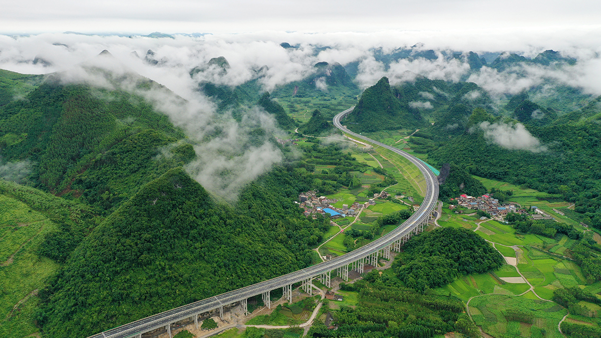 柳州經(jīng)合山至南寧高速公路.jpg